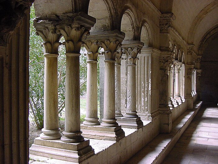 Les colonnes du cloître de l\_abbaye de Montmajour