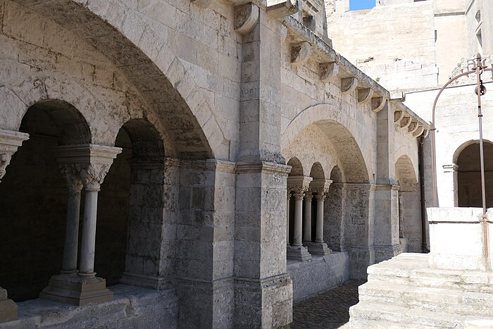 La colonnade de cloître de Montmajour vue du jardin