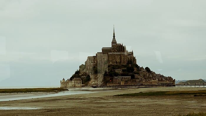 Accessibilité et inclusion au Mont Saint-Michel : conseils et équipements pour les personnes à mobilité réduite