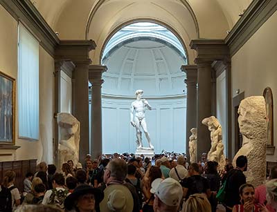 Le hall principal, avec les esclaves sur les côtés, musée de l\_académie